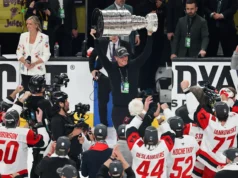 Toda a família do proprietário Tom Dundon recebeu o nome da gravura da Stanley Cup dos furacões