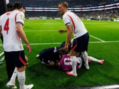 Jordan Henderson caiu na parede após a vitória da Inglaterra sobre o México, devido a uma possível lesão na mão