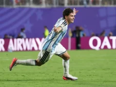 A Argentina confirmou as semifinais da Copa do Mundo da Inglaterra ao derrotar os suíços de 10 jogadores