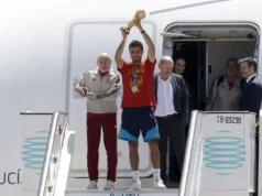 O rei espanhol parabenizou os heróis da Copa do Mundo no início da viagem comemorativa