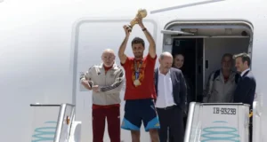 O rei espanhol parabenizou os heróis da Copa do Mundo no início da viagem comemorativa