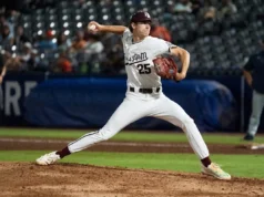 A estrela do beisebol do Texas A&M, arremessador destro, anunciou seu retorno em 2027