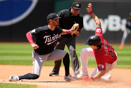 Trevor Larnach e Luke Cashel tiveram RBIs no dia 12, quando os Twins venceram os Guardians por 3-1 para dividir a série.