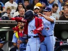 Okamoto, do Blue Jays, acerta o 22º home run do novato japonês, empatando a marca de Ohtani