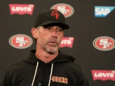 O técnico do 49ers, Kyle Shanahan, assume a culpa pela queda que o deixou com uma concussão