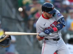 Curtis Mead sai após ser atingido no pulso por um arremesso na segunda rebatida do Red Sox