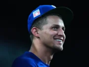 Rangers SS Corey Seager homers em reabilitação Double-A, mostra a luva após um mês fora devido a problemas nas costas