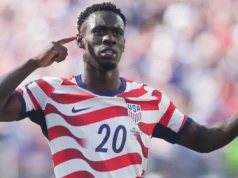 O atacante americano Balogun foi suspenso pela FIFA por uma partida