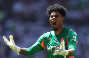 Burton Stockport contratou o goleiro Addai por empréstimo