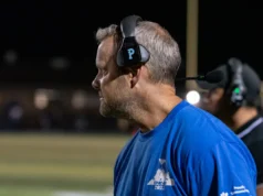 O técnico de futebol da CB South, Tom Hetrick, está renunciando Exclusivo