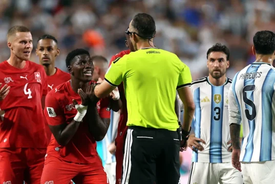 A partida de abertura da USMNT mostrou por que o VAR acertou ao expulsar o suíço Bril Embolo