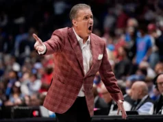 John Calipari critica o time da NBA por ultrapassar Thomas: ‘O que você está olhando?’