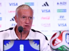 O técnico da França, Didier Deschamps, dá um soco no técnico do Egito enquanto defendia o árbitro da Argentina contra o Marrocos.