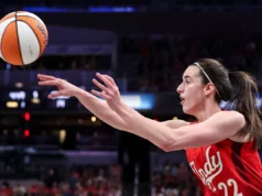 Caitlin Clark da Fever assiste aos 90 segundos técnicos do jogo contra o Liberty