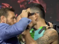 VÍDEO: Conor McGregor arranca os óculos escuros de Max Holloway no primeiro confronto do UFC 329