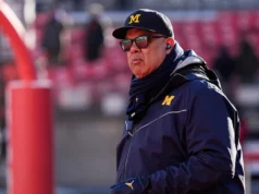 Michigan concordou com a compra de Eddie Ward Manuel, que renunciará no final de 2026