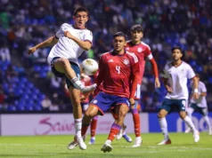 Golpe brutal na cabeça! Goleiro mexicano vê vermelho direto