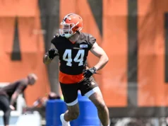 Os Patriots contrataram o calouro TE Mitch Van Vooren