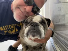Charlie Partridge, de Notre Dame, é amigo de um cachorro