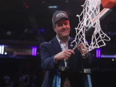 Tom Moore anunciou sua aposentadoria após 21 anos na UConn