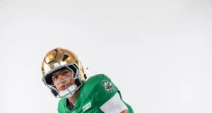 Estes são os uniformes verdes oficiais do futebol Notre Dame