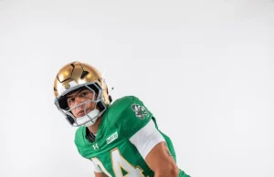 Estes são os uniformes verdes oficiais do futebol Notre Dame