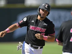 O rei do home run, Tag Davis, está retornando a Louisville para a temporada de 2027