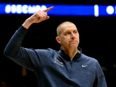 Por quantas temporadas mais Mark Pope será o técnico do basquete de Kentucky?