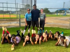 Um treinador de softball local focado em retornar ao time após uma cirurgia cardíaca