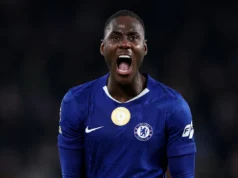 Como se aproxima do zagueiro do Chelsea enquanto o Inter recua