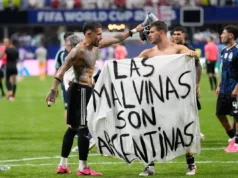 Jogadores argentinos comemoram a vitória sobre a Inglaterra com a bandeira ‘Falklands Argentina’