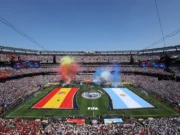 O início da final da Copa do Mundo foi adiado por uma apresentação e discurso do excêntrico Tom Cruise