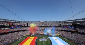 O início da final da Copa do Mundo foi adiado por uma apresentação e discurso do excêntrico Tom Cruise