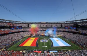 O início da final da Copa do Mundo foi adiado por uma apresentação e discurso do excêntrico Tom Cruise