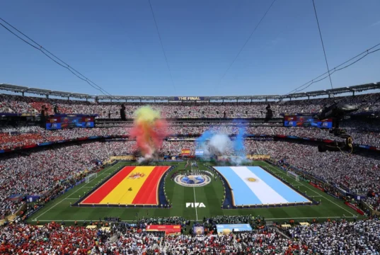 O início da final da Copa do Mundo foi adiado por uma apresentação e discurso do excêntrico Tom Cruise