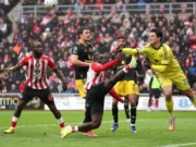 Sene Lamens: Zlatan Ibrahimovic rasga o goleiro do Man United