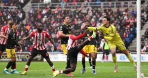 Sene Lamens: Zlatan Ibrahimovic rasga o goleiro do Man United
