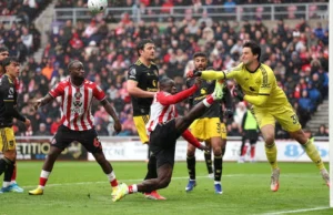Sene Lamens: Zlatan Ibrahimovic rasga o goleiro do Man United