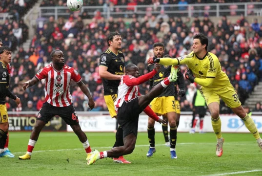 Sene Lamens: Zlatan Ibrahimovic rasga o goleiro do Man United