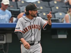 Tony Vitello foi expulso após uma decisão polêmica na derrota dos Giants para o Royals