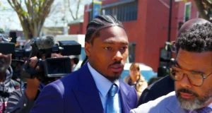 Stefon Diggs acusa Cardi B de tentar avisá-la