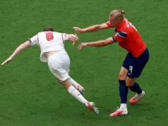 Gol da Noruega x Inglaterra anulado após revisão do VAR mostrar falta sobre Erling Haaland