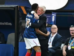 Mbappe comemora gol com o técnico da França enquanto o técnico retorna do funeral da família