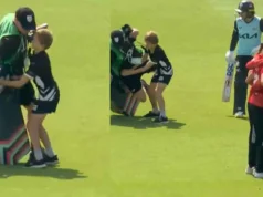 Feliz! O cinegrafista derruba o troféu T20 Blast pouco antes da semifinal – assista