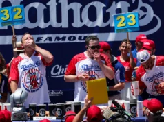 Esper de Oxford terminou em 6º lugar no Nathan Hot Dog Eating Contest de 4 de julho