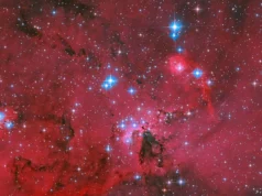 O Hubble da NASA capturou um berçário estelar carmesim brilhando com estrelas azuis e brancas