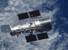 Quatro estrelas mortas foram confirmadas a 65 anos-luz da Terra, escondidas durante décadas sob o brilho das anãs vermelhas mais brilhantes que orbitam.