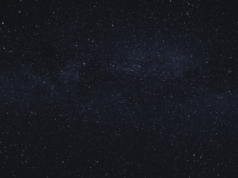 Em março de 2026, um estranho “chirp” vindo de uma estrela distante e moribunda foi evidenciado como nunca antes visto tão claramente: o nascimento de um magneto – uma estrela de nêutrons recém-nascida tão magnética que poderia apagar todos os cartões de crédito da Terra a meio caminho da Lua.