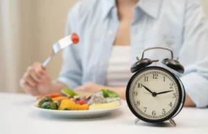 Comer dentro de 8 horas pode ajudar a manter o cérebro envelhecido afiado