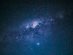 Uma colher de chá de material de estrela de neutrões pesaria cerca de quatro mil milhões de toneladas na Terra – aproximadamente a massa de uma montanha – porque a estrela esmagou uma esfera com a largura aproximada de uma cidade, transformando-a no equivalente ao Sol.